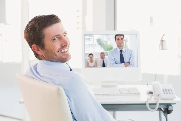 Fröhlicher Geschäftsmann posiert — Stockfoto