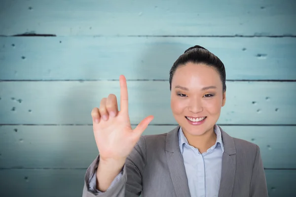 Leende asiatisk affärskvinna pekar — Stockfoto