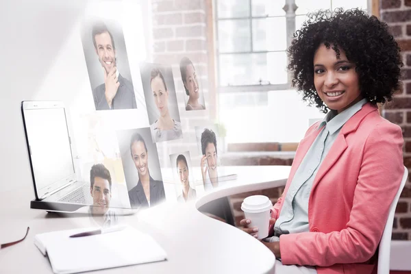 Feliz mujer de negocios casual sentada en el escritorio — Foto de Stock