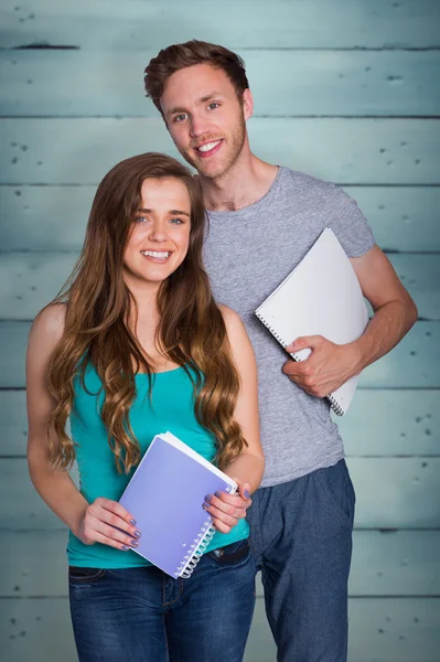 Jeune couple souriant avec des livres — Photo