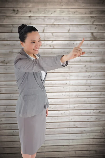 Sonriente asiático mujer de negocios señalando — Foto de Stock