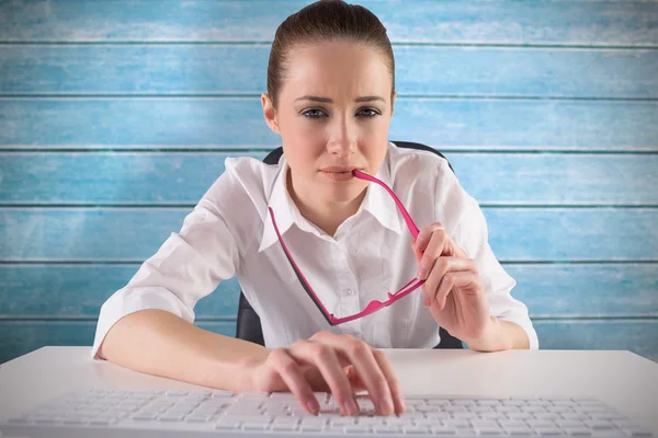 Businesswoman typing on a keyboard — Stock Photo, Image