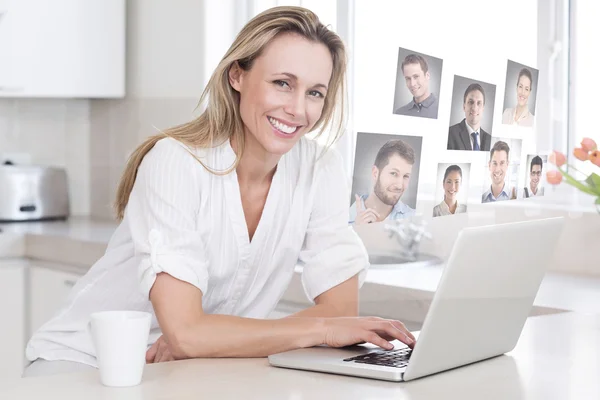 Mulher feliz usando laptop no balcão — Fotografia de Stock