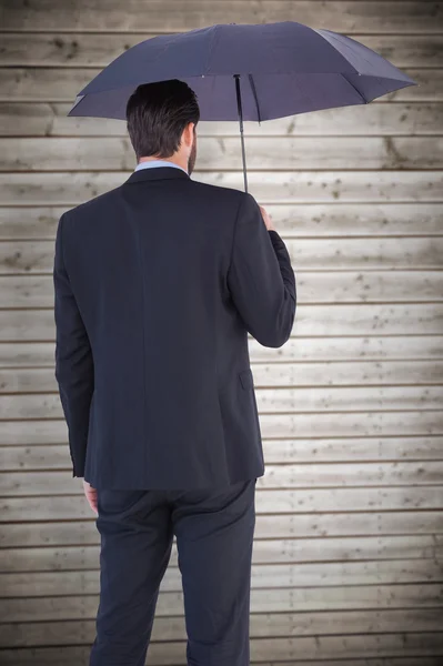 Zakenvrouw in pak houden paraplu — Stockfoto