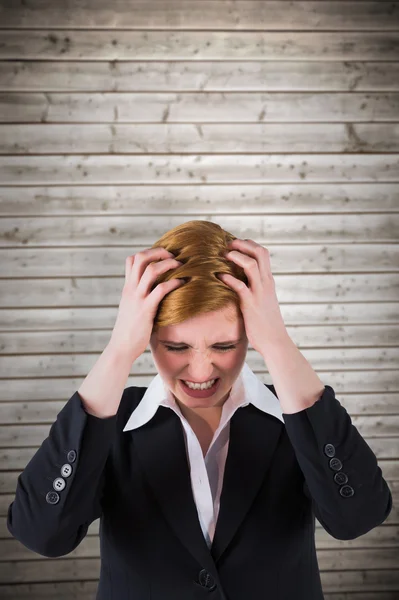 Stressad affärskvinna med händerna på huvudet — Stockfoto