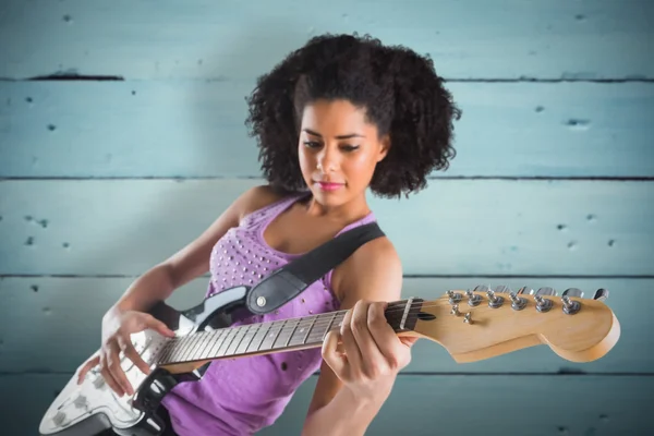 Hezká dívka hraje kytara — Stock fotografie