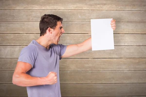 Un uomo che urla contro un pezzo di carta — Foto Stock