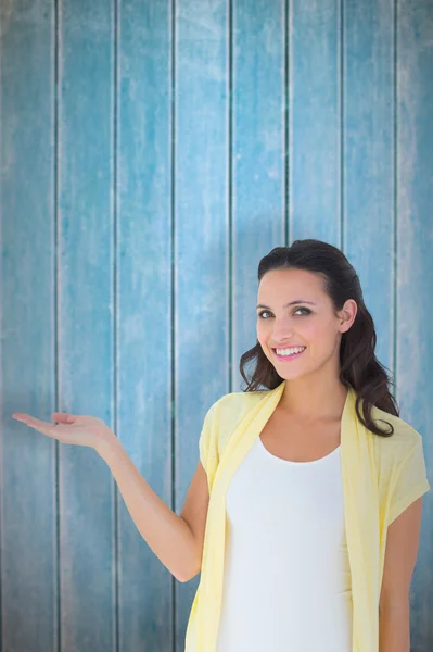 Jolie brune souriant à la caméra — Photo