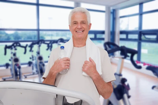 Senior auf dem Laufband — Stockfoto