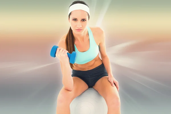 Fitte junge Frau beim Training mit der Kurzhantel — Stockfoto