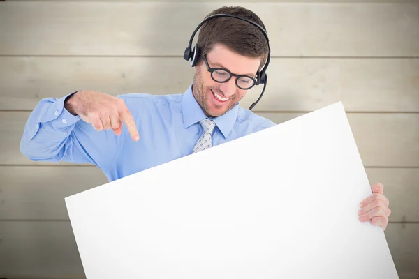 Empresario mostrando tarjeta con auriculares — Foto de Stock