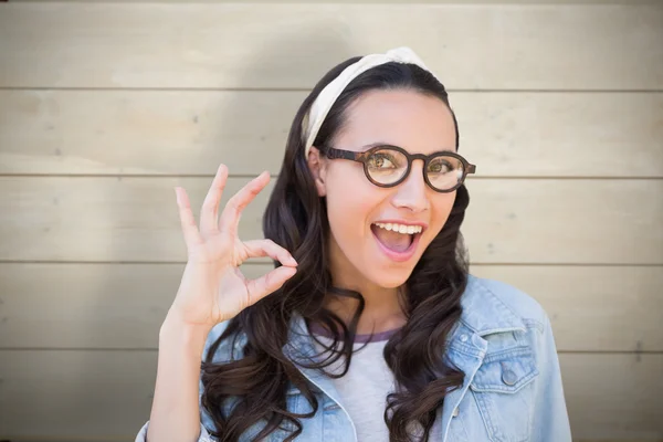 Lachende brunette tegen houten planken — Stockfoto