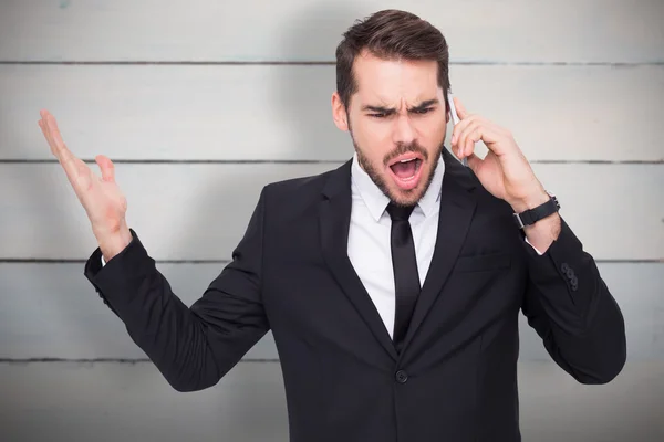 Boos zakenman gebaren op de telefoon — Stockfoto