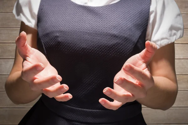 Geschäftsfrau präsentiert gegen Holzoberfläche — Stockfoto