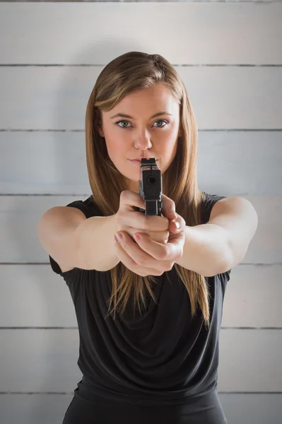 Femme fatale apuntando pistola a la cámara — Foto de Stock