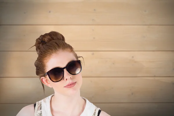 Rödhårig bär stora solglasögon — Stockfoto