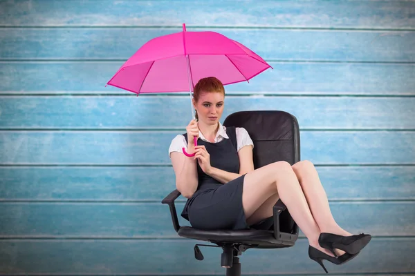 Empresaria sosteniendo paraguas —  Fotos de Stock