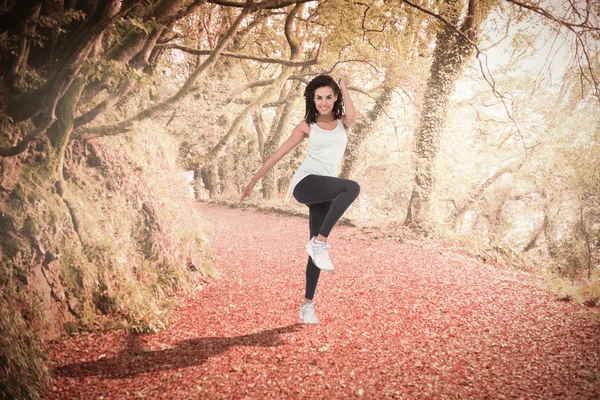 Adatta donna che fa esercizio aerobico — Foto Stock