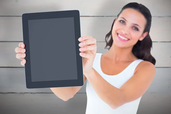 Mooie brunette gebruiken, tablet pc — Stockfoto