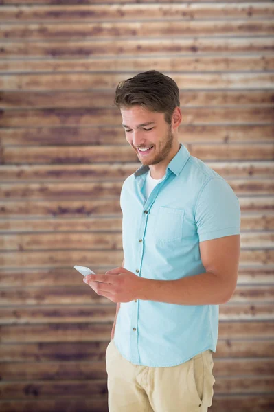 Knappe man gebruikend zijn smartphone — Stockfoto