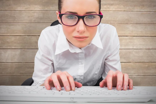 Businesswoman typing on a keyboard — Stock Photo, Image