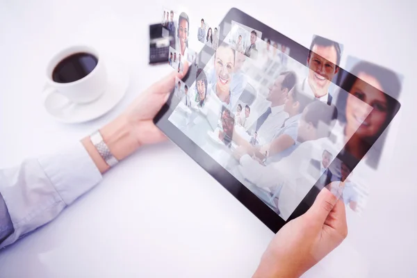 Samengestelde afbeelding van de mens met behulp van tablet pc — Stockfoto