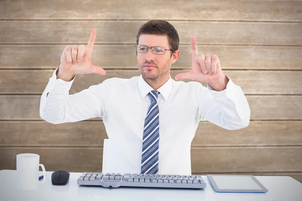 Zakenman werkt aan zijn bureau — Stockfoto