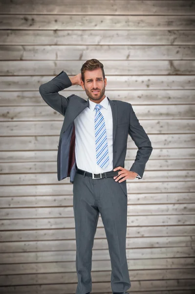 Denken zakenman tegen houten planken — Stockfoto