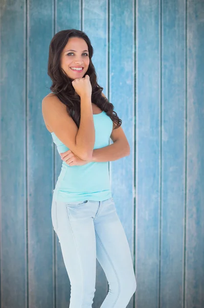 Morena sorrindo para a câmera — Fotografia de Stock