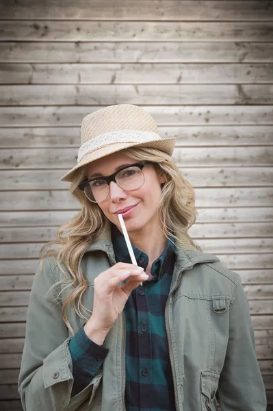 Bonita rubia contra tablones de madera — Foto de Stock