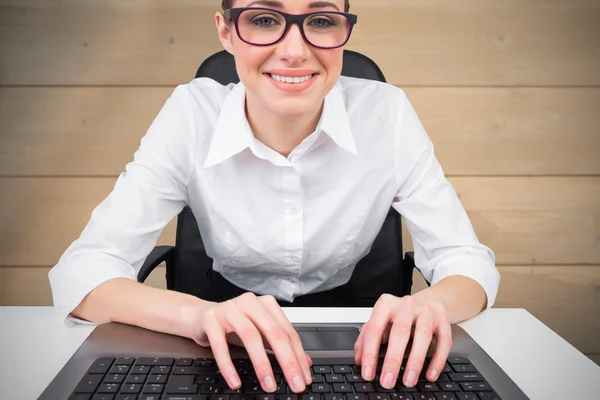 Geschäftsfrau tippt auf einer Tastatur — Stockfoto