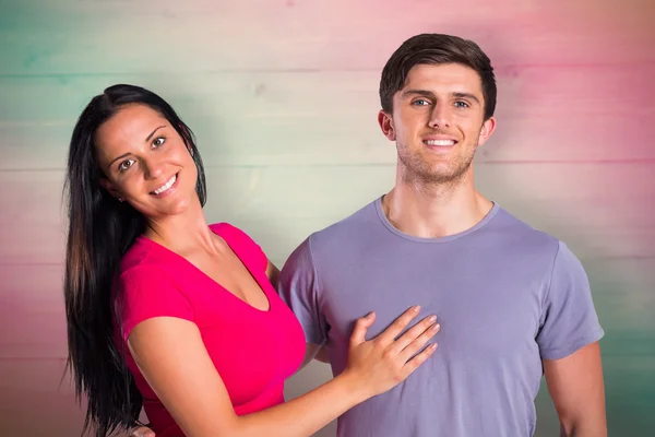 Casal sorrindo para a câmera — Fotografia de Stock