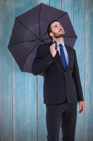 Affärskvinna i kostym innehar paraply — Stockfoto