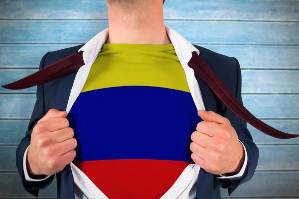 Geschäftsmann öffnet Hemd, um kolumbianische Flagge zu enthüllen — Stockfoto