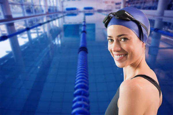 Fitter Schwimmer steht am Pool — Stockfoto