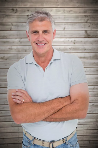 Hombre casual sonriendo a la cámara — Foto de Stock