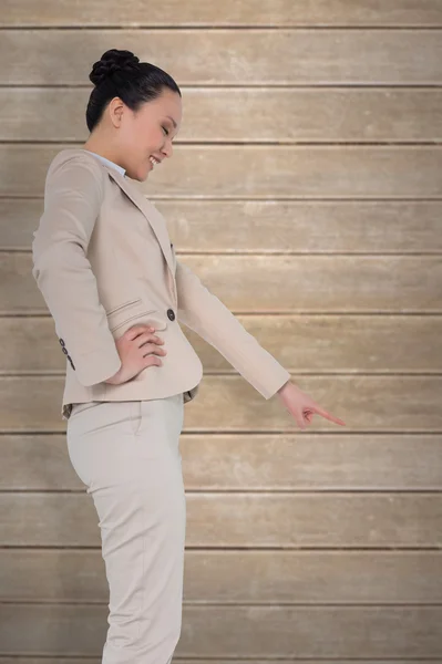 Sonriente asiático mujer de negocios señalando — Foto de Stock