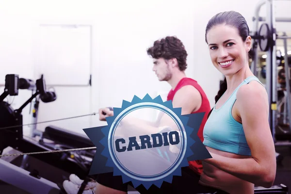 La palabra cardio y morena sonriente haciendo ejercicio — Foto de Stock