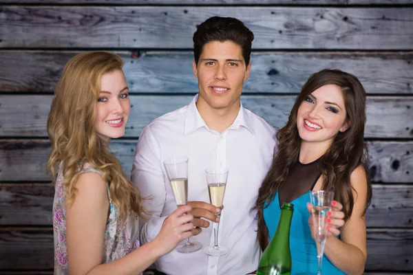 Vrienden drinken champagne — Stockfoto