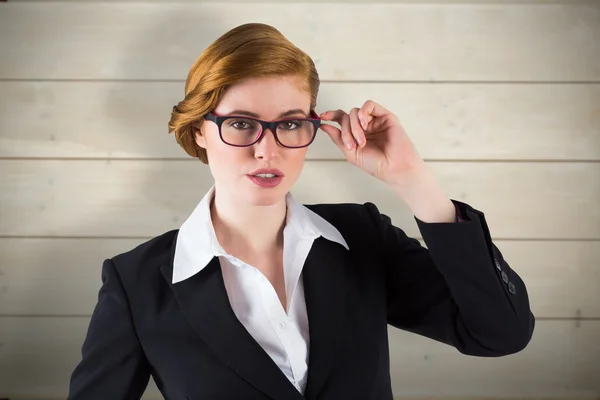 Rothaarige Geschäftsfrau berührt ihre Brille — Stockfoto