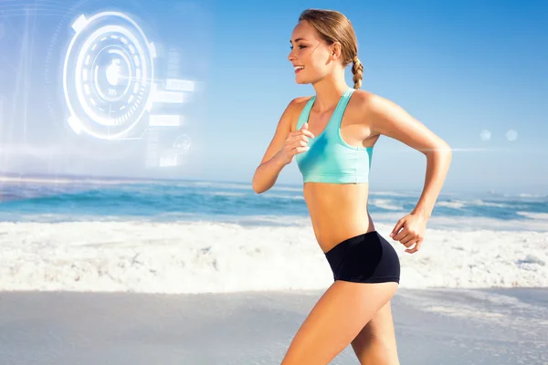 Adatto donna che fa jogging sulla spiaggia — Foto Stock