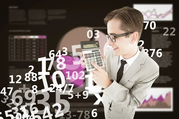 Geeky sonriente hombre de negocios mostrando calculadora — Foto de Stock