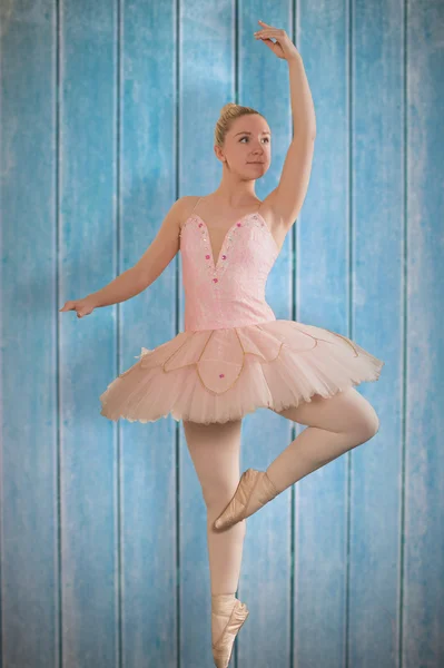 Hübsche Ballerina tanzt — Stockfoto