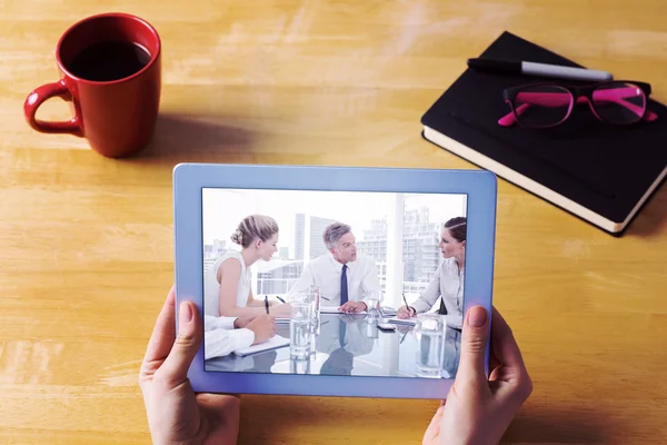 Empresária usando tablet na mesa — Fotografia de Stock