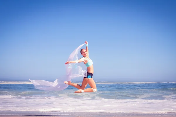 Fit woman jumping gracefully — Stock Photo, Image