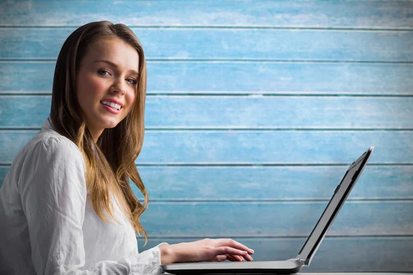 Donna d'affari digitando sul suo computer portatile — Foto Stock