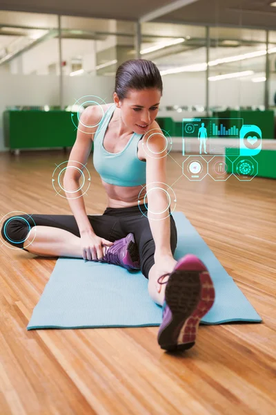 Ajuste morena aquecimento no estúdio de fitness — Fotografia de Stock