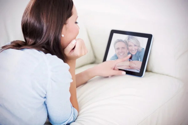 Paar glimlachend naar de camera — Stockfoto