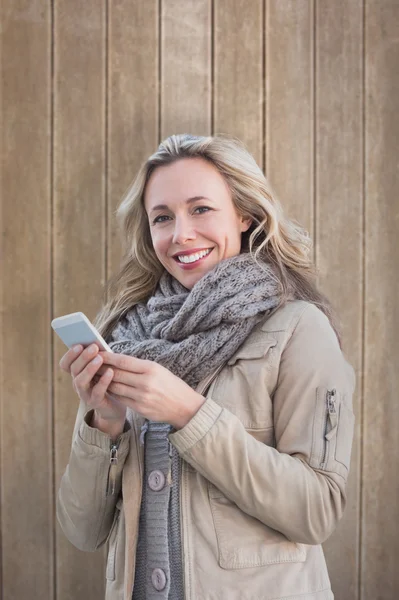 Blondine nutzt Smartphone — Stockfoto