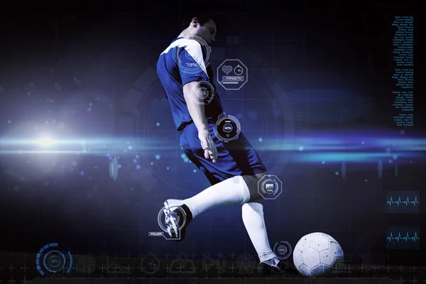 Giocatore che calcia palla — Foto Stock